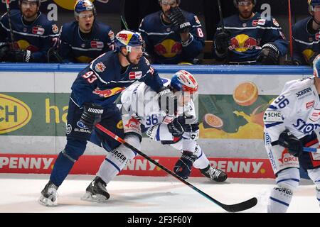 München, Deutschland. März 2021, 16th. Maximilian KASTNER (M), Action, Duelle gegen Andreas THURESSON (VS). EHC Red Bull München-Schwenninger Wild Wings Eishockey DER Saison 2020/2021, Spieltag 27th, Hauptrunde, am 16. März 2021 Olympia Eishalle München. Quelle: dpa/Alamy Live News Stockfoto