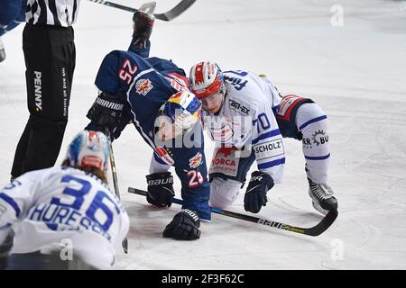 München, Deutschland. März 2021, 16th. Andrew EBBETT (M), Action, Duelle gegen Troy BOURKE (VS). EHC Red Bull München-Schwenninger Wild Wings Eishockey DER Saison 2020/2021, Spieltag 27th, Hauptrunde, am 16. März 2021 Olympia Eishalle München. Quelle: dpa/Alamy Live News Stockfoto