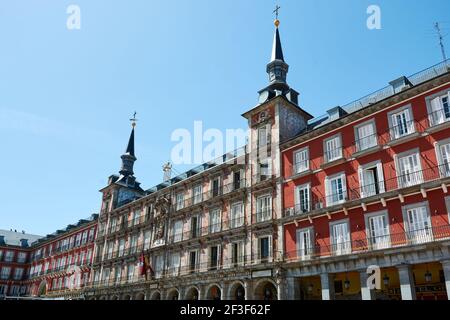 22. MAI 2017 - MADRID, SPANIEN: Blick auf die Fassade der Casa de la Panaderia, traditionelles Gebäude von Madrid, auf dem Plaza Mayor (Hauptplatz). Stockfoto