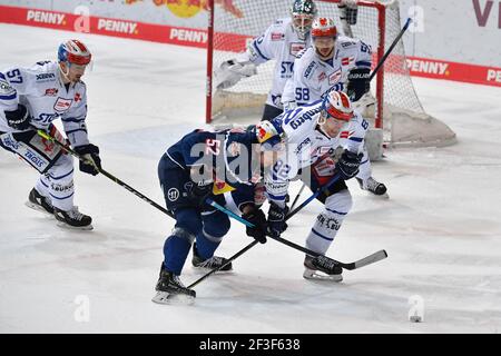 München, Deutschland. März 2021, 16th. Patrick HAGER (M), Action, Duelle gegen Emil KRISTENSEN (VS). EHC Red Bull München-Schwenninger Wild Wings Eishockey DER Saison 2020/2021, Spieltag 27th, Hauptrunde, am 16. März 2021 Olympia Eishalle München. Quelle: dpa/Alamy Live News Stockfoto