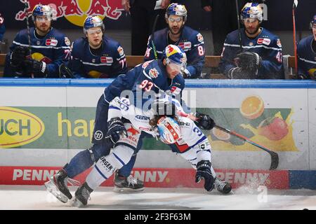 München, Deutschland. März 2021, 16th. Maximilian KASTNER (M), Action, Duelle gegen Andreas THURESSON (VS). EHC Red Bull München-Schwenninger Wild Wings Eishockey DER Saison 2020/2021, Spieltag 27th, Hauptrunde, am 16. März 2021 Olympia Eishalle München. Quelle: dpa/Alamy Live News Stockfoto