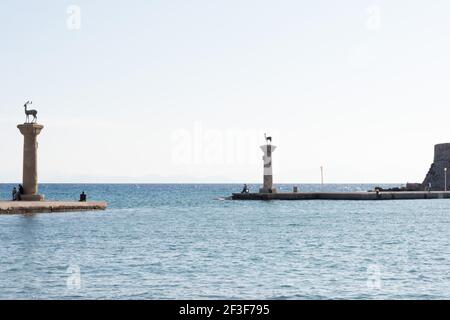 Hirsch-Statuen, die den Hafen von Rhodos, Rhodos-Stadt, Dodekanes, Griechenland begrüßen Stockfoto