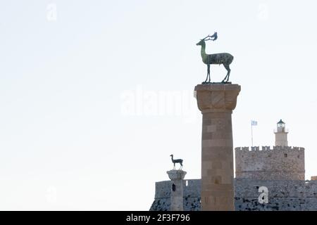 Rhodische Hirschstatuen, die den Eingang zum Hafen führen, Rhodos, Dodekanes, Griechenland Stockfoto