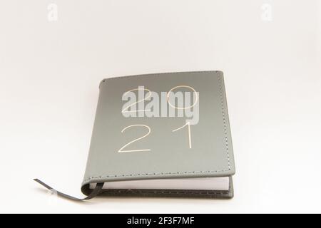 Nahaufnahme eines Lederjournals mit '2021' Schriftzug Auf dem Cover auf weißem Hintergrund Stockfoto