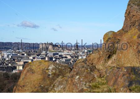 Holyrood Park, von Salisbury Crags ein Blick auf Edinburgh Castle und die Dächer des Stadtzentrums, Edinburgh, Schottland Stockfoto