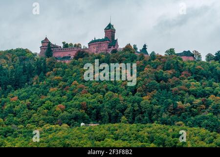 Panoramablick auf die Burg Hohkönigsburg ( Château du Haut-Kœnigsbourg ), Frankreich. Stockfoto