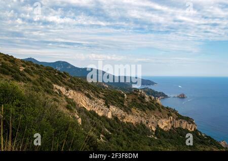 Blick auf die Küste des Monte Argentario, Italien, wolkiger Tag Stockfoto