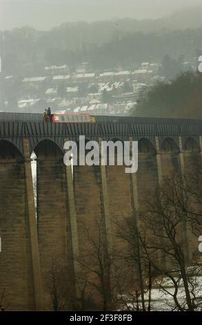 DAS ERSTE NARROWBOOT, DAS DAS PONTCYSYLLTE AQUÄDUKT NR LLANGOLLEN, N WALES ÜBERQUERT, DAS NACH SEINER RESTAURIERUNG DURCH BRITISCHE WASSERSTRASSEN WIEDER ERÖFFNET WIRD. 12/3/04 . PILSTON Stockfoto