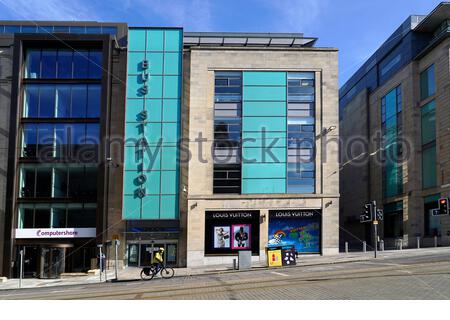 Busbahnhof an der North St. Andrew Street und dem St. Andrew Square, Edinburgh, Schottland, verlassen aufgrund der Covid-19 Coronavirus-Sperrmaßnahmen Stockfoto