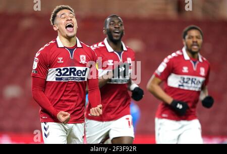 Marcus Tavernier von Middlesbrough (links) feiert das zweite Tor ihrer Mannschaft mit Teamkollegen während des Sky Bet Championship-Spiels im Riverside Stadium, Middlesbrough. Bilddatum: Dienstag, 16. März 2021. Stockfoto