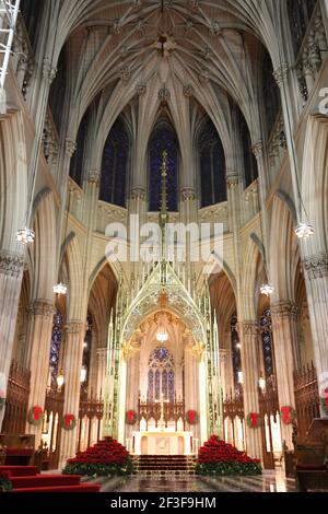 Eine vertikale Aufnahme von historischen Details der St. Patrick's Cathedral in New York, USA Stockfoto