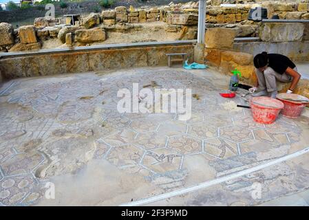 Mosaik Restaurierung Boden im Tal der Tempel: September 28 2018 Agrigento Italien Stockfoto