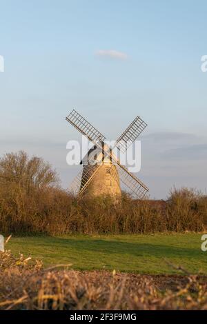 Blick auf die Stembridge Mill in High Ham in Somerset.die letzte verbleibende Strohwindmühle in Somerset. Stockfoto