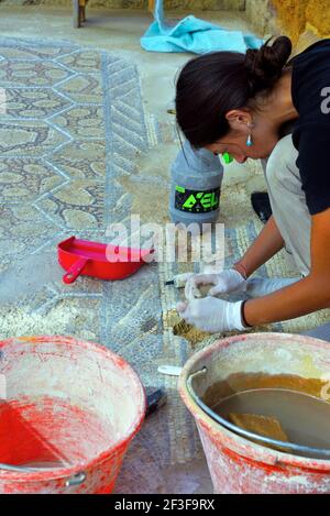 Mosaik Restaurierung Boden im Tal der Tempel: September 28 2018 Agrigento Italien Stockfoto