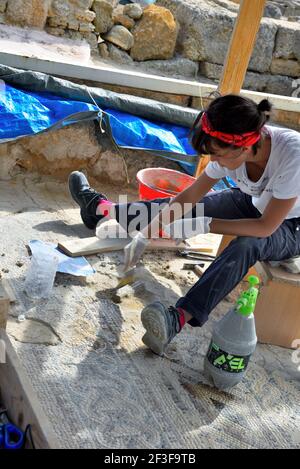 Mosaik Restaurierung Boden im Tal der Tempel: September 28 2018 Agrigento Italien Stockfoto