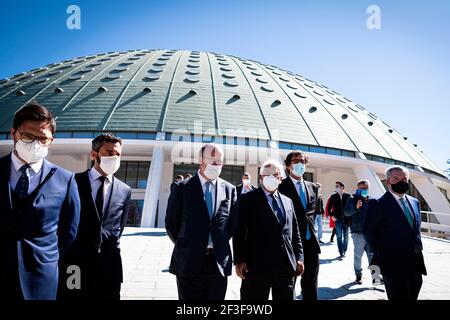 Tiago Braga, João Pedro Matos Fernandes, Eduardo Pinheiro, Rui Moreira und Eduardo Vítor Rodrigues zusammen mit António Costa während der Zeremonie in den Gärten von Palácio de Cristal gesehen.der Vorstand der Metro do Porto, SA führte die Zuweisung von Arbeiten für die neuen Linien - rosa Linie und Erweiterung der gelben Linie. Gleichzeitig fand die internationale öffentliche Ausschreibung für die neue Brücke über den Douro statt. An der Veranstaltung nahmen Premierminister António Costa, Minister für Umwelt und Klimaschutz, João Pedro Matos Fernandes und Staatssekretär für Mobilität, Eduard, Teil Stockfoto