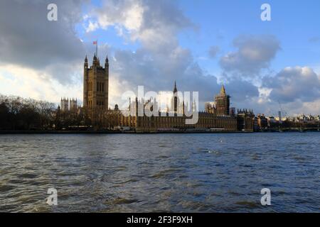 WESTMINSTER, LONDON - 16th. MÄRZ 2021: Houses of Parliament und die Themse. Stockfoto