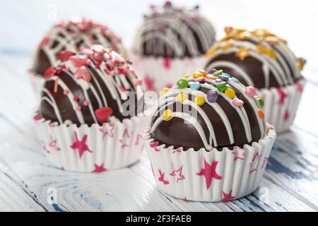 Kakaobomben sind schwarze Schokoladenschalen, die mit Kakaopulver gefüllt sind Und Marshmallows Stockfoto