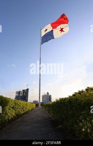 Eine vertikale Aufnahme der Nationalflagge von Panama mit Die Skyline von Panama City im Hintergrund Stockfoto