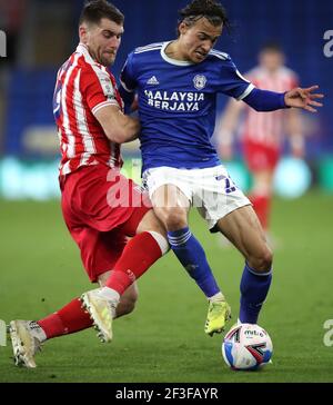 Sam Vokes (links) von Stoke City und Tom Sang von Cardiff City kämpfen während des Sky Bet Championship-Spiels im Cardiff City Stadium in Cardiff um den Ball. Bilddatum: Dienstag, 16. März 2021. Stockfoto