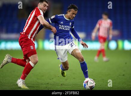 Sam Vokes (links) von Stoke City und Tom Sang von Cardiff City kämpfen während des Sky Bet Championship-Spiels im Cardiff City Stadium in Cardiff um den Ball. Bilddatum: Dienstag, 16. März 2021. Stockfoto