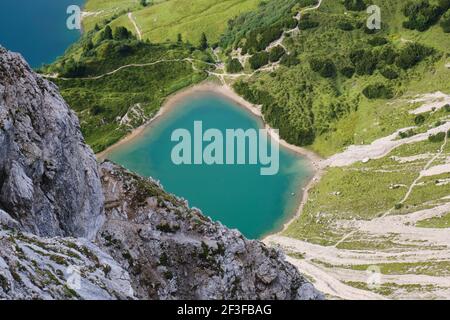 Blick von der Lachenspitze auf einen türkisfarbenen Bergsee und Wanderwege. Abenteuer, Sommer, Österreich. Stockfoto