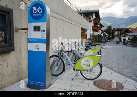 Öffentliche Bike-Sharing-Station in der österreichischen Bergstadt Serfaus. Tirol, Österreich - 24. August 2020. Stockfoto