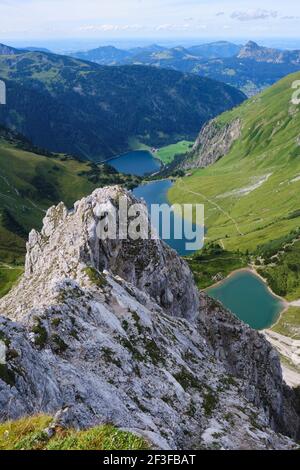 Blick vom Gipfel der Lachenspitze auf den Traualpsee und den Vilsalpsee, am Ende der Klettersteige. Abenteuer, Sommer, Österreich. Stockfoto