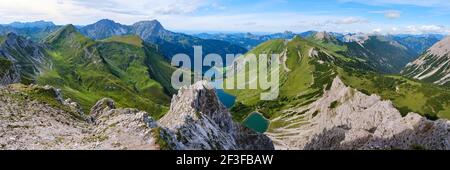 Blick vom Gipfel der Lachenspitze auf den Traualpsee und den Vilsalpsee, am Ende der Klettersteig-Tour. Panorama, Abenteuer, Sommer, Österreich Stockfoto