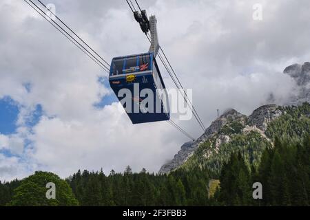 Tiroler Zugspitzbahn an der österreichischen Station, eine Drahtseilbahn, die zum Gipfel der Zugspitze, dem höchsten Berg Deutschlands, hinaufführt. Ehrwald, Österreich - Stockfoto