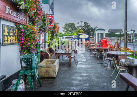 Dublin, Irland, August 2019 Johnnie Foxs Pub und Restaurant das 1798 gegründete Restaurant ist eines der ältesten und höchsten Pubs. Schicke Stühle und Tische Stockfoto