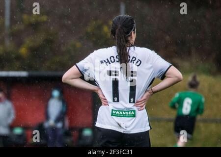 Llandarcy, Großbritannien. März 2021, 14th. Katy Hosford (#11 Swansea City) während des Spiels der Welsh Premier Womens Football League zwischen Swansea und Aberystwyth an der Llandarcy Academy of Sport in Neath, Wales. Kredit: SPP Sport Presse Foto. /Alamy Live Nachrichten Stockfoto