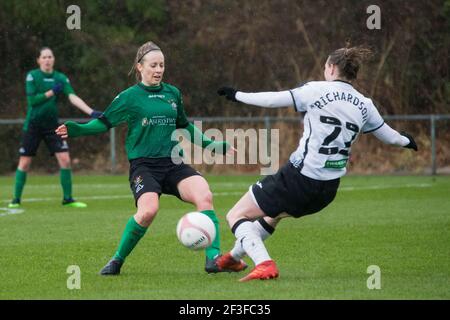 Llandarcy, Großbritannien. März 2021, 14th. Die Spieler kämpfen während des Spiels der Welsh Premier Womens Football League zwischen Swansea und Aberystwyth in der Llandarcy Academy of Sport in Neath, Wales, um den Ball. Kredit: SPP Sport Presse Foto. /Alamy Live Nachrichten Stockfoto