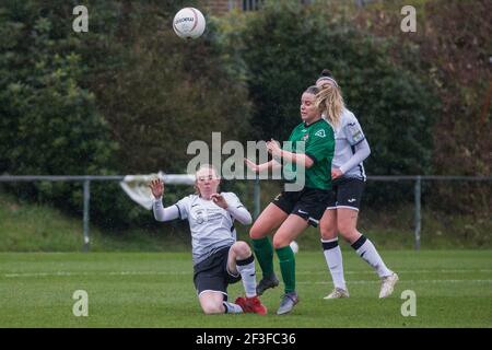 Llandarcy, Großbritannien. März 2021, 14th. Die Spieler kämpfen während des Spiels der Welsh Premier Womens Football League zwischen Swansea und Aberystwyth in der Llandarcy Academy of Sport in Neath, Wales, um den Ball. Kredit: SPP Sport Presse Foto. /Alamy Live Nachrichten Stockfoto