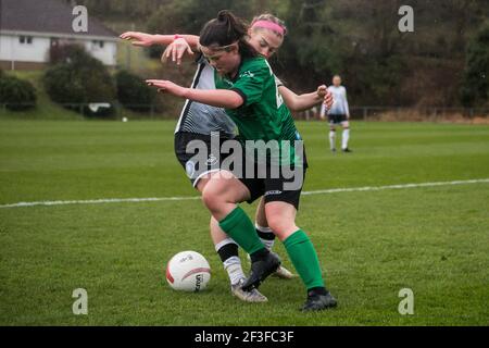 Llandarcy, Großbritannien. März 2021, 14th. Die Spieler kämpfen während des Spiels der Welsh Premier Womens Football League zwischen Swansea und Aberystwyth in der Llandarcy Academy of Sport in Neath, Wales, um den Ball. Kredit: SPP Sport Presse Foto. /Alamy Live Nachrichten Stockfoto