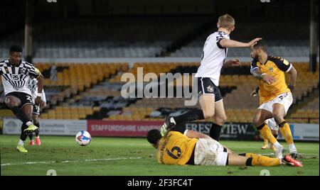 Port Vale' Devante Rodney (links) erzielt das zweite Tor des Spiels während des Sky Bet League Two-Spiels in Vale Park, Stoke-on-Trent. Bilddatum: Dienstag, 16. März 2021. Stockfoto