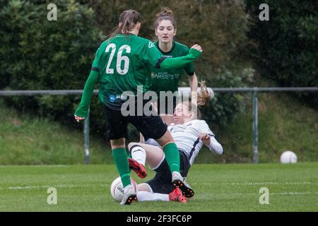 Llandarcy, Großbritannien. März 2021, 14th. Die Spieler kämpfen während des Spiels der Welsh Premier Womens Football League zwischen Swansea und Aberystwyth in der Llandarcy Academy of Sport in Neath, Wales, um den Ball. Kredit: SPP Sport Presse Foto. /Alamy Live Nachrichten Stockfoto