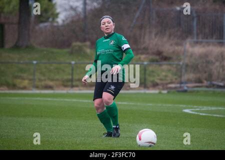 Llandarcy, Großbritannien. März 2021, 14th. Captain Caroline Cooper (Aberystwyth Town) während des Spiels der Welsh Premier Womens Football League zwischen Swansea und Aberystwyth an der Llandarcy Academy of Sport in Neath, Wales. Kredit: SPP Sport Presse Foto. /Alamy Live Nachrichten Stockfoto