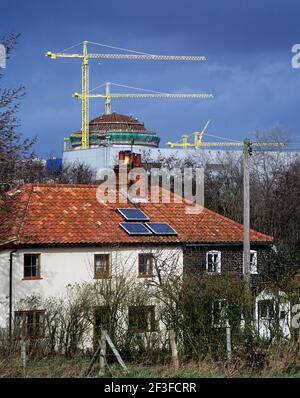 Sizewell B, Großbritanniens erstes Kernkraftwerk PWR, wird 1992 gebaut. Vordergrund: Haus mit Solarzellen für die Warmwasserbereitung. Stockfoto