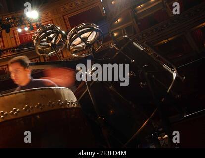 DIE AMADINDA PERCUSSION GRUPPE PROBT IN DER ALBERT HALL, WO SIE HEUTE ABEND IN DER TH EPROMS AUFTRETEN. 8/9/03 PILSTON Stockfoto