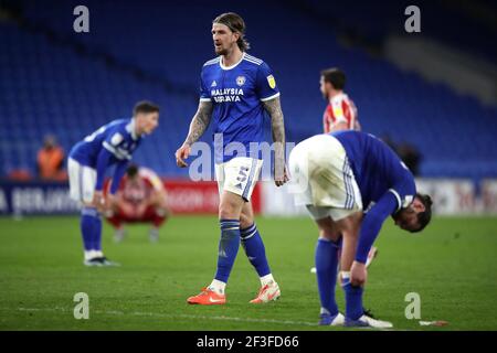 Aden Flint (Mitte) von Cardiff City reagiert nach dem finalen Pfeifen während des Sky Bet Championship-Spiels im Cardiff City Stadium, Cardiff. Bilddatum: Dienstag, 16. März 2021. Stockfoto