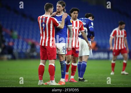 Sam Vokes von Stoke City begrüßt Aden Flint von Cardiff City nach der letzten Pfeife während des Sky Bet Championship-Spiels im Cardiff City Stadium, Cardiff. Bilddatum: Dienstag, 16. März 2021. Stockfoto