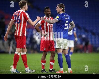 Harry Souttar von Stoke City und John Obi Mikel begrüßen Aden Flint von Cardiff City nach dem letzten Pfiff während des Sky Bet Championship-Spiels im Cardiff City Stadium in Cardiff. Bilddatum: Dienstag, 16. März 2021. Stockfoto