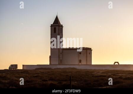 Las Salinas Kirche und Reise Wohnmobil bei Sonnenuntergang in San Miguel Cabo de Gata Spanien Andalusien Stockfoto