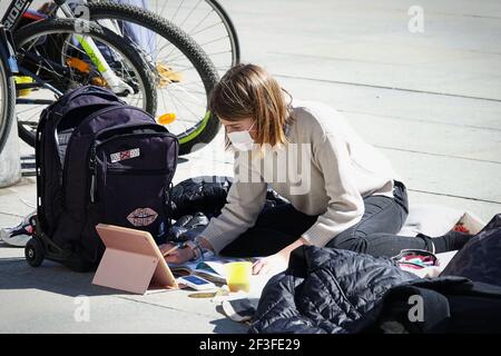 Italienischer Student nimmt Fernunterricht auf der Straße aus Protest gegen Schließung der Covid-Schule Turin, Italien - März 2021 Stockfoto