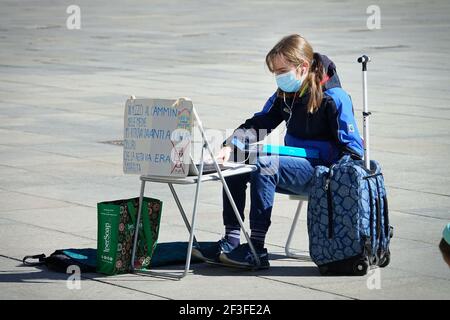 Italienischer Student nimmt Fernunterricht auf der Straße aus Protest gegen Schließung der Covid-Schule Turin, Italien - März 2021 Stockfoto