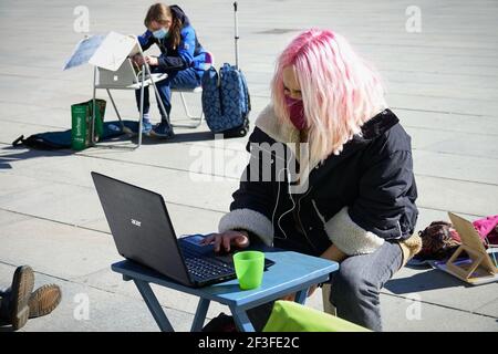 Italienischer Student nimmt Fernunterricht auf der Straße aus Protest gegen Schließung der Covid-Schule Turin, Italien - März 2021 Stockfoto