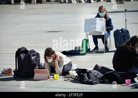 Italienischer Student nimmt Fernunterricht auf der Straße aus Protest gegen Schließung der Covid-Schule Turin, Italien - März 2021 Stockfoto