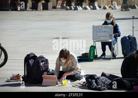 Italienischer Student nimmt Fernunterricht auf der Straße aus Protest gegen Schließung der Covid-Schule Turin, Italien - März 2021 Stockfoto