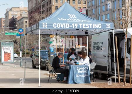 Ein mobiler Covid-19- oder Coronavirus-Teststandort im Freien, der von HealthSync auf dem Bürgersteig der West 110th st und des Broadway auf der UWS von New York betrieben wird Stockfoto